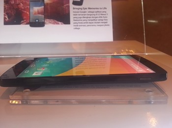 Layar 5 inch yang diusungnya pun telah mengusung resolusi full HD (1920x2080 pixel). Menjadikan Nexus 5 sebagai ponsel Nexus pertama dengan resolusi full HD.