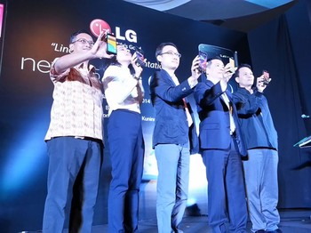 Beralih ke spesifikasinya, Nexus 5 telah dipersenjatai jeroan ponsel kelas atas. Tengok saja penggunaan prosesor Snapdragon 800, RAM 2 GB, dan memori internal 16 GB.