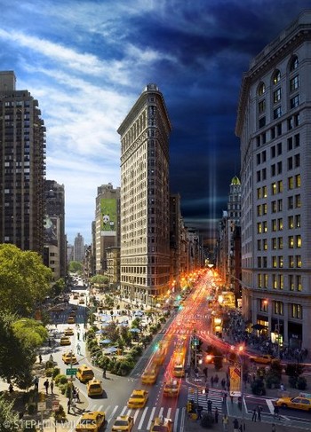 Gedung Flatiron, di kota New York menggambarkan jam sibuk kerja di siang hari dan pada malam harinya orang-orang pulang kerja. (kredit foto: Stephen Wilkes)