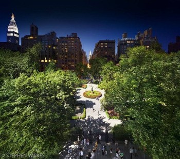 Gabungan suasana malam dan siang di taman Gramercy. (kredit foto: Stephen Wilkes)