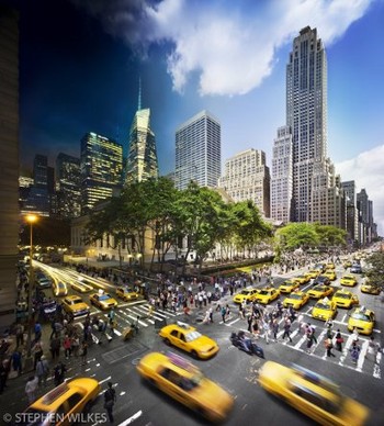 Orang-orang berlalu-lalang di taman Bryant. (kredit foto: Stephen Wilkes)