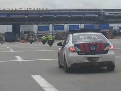 Pelat Nomornya Mau Copot Pak Polisi