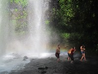 Tinggi air terjun Sendang Gile sekitar 30 meter dan punya debit volume air yang deras. Meski begitu, tak sedikit wisatawan yang bermain air dan basah-basahan di bawah air terjunnya (Afif/detikTravel)