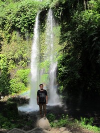 Banyak juga wisatawan yang menghabiskan waktu dengan duduk-duduk di bawah pepohonan tinggi di sekitar air terjun Sendang Gile. Udara di sana sangat sejuk dan deru suara air terjunnya menenangkan pikiran. Mau foto-foto, boleh! (Afif/detikTravel)
