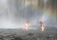 Kolam alami di air terjun Tiu Kelep cukup dalam. Meski begitu, tak menyurutkan minat wisatawan lokal atau mancanegara untuk berenang di sana (Afif/detikTravel)