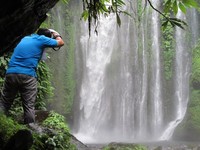 Meski tubuh bakal menggigil kedinginan, tapi dijamin Anda tak akan beranjak untuk melihat kecantikan air terjun Tiu Kelep. Siapkan kamera untuk mengabadikan air tejun di kaki Gunung Rinjani ini (Afif/detikTravel)