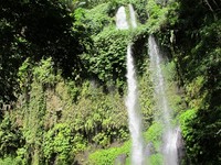 Anda hanya perlu merogoh kocek Rp 5 ribu saja untuk datang ke dua air terjun tersebut. Selain itu, Anda juga bisa menyewa jasa porter untuk membantu membawa barang dengan bayaran yang sudah disepakati sebelumnya (Afif/detikTravel)