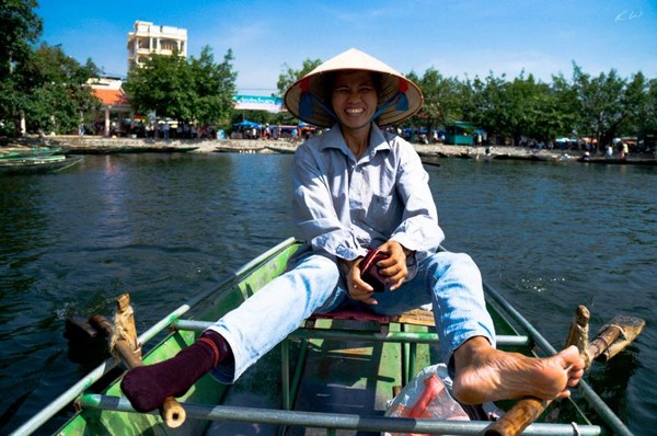 Jangan meremehkan perempuan Vietnam ya! Di Tam Coc, wisatawan bisa menyewa perahu untuk wisata air. Para pendayung perahu di sini kebanyakan perempuan. Hebatnya, mereka mendayung menggunakan kaki, tidak memakai tangan. Jangan meremehkan perempuan Vietnam ya! Di Tam Coc, wisatawan bisa menyewa perahu untuk wisata air. Para pendayung perahu di sini kebanyakan perempuan. Hebatnya, mereka mendayung menggunakan kaki, tidak memakai tangan.