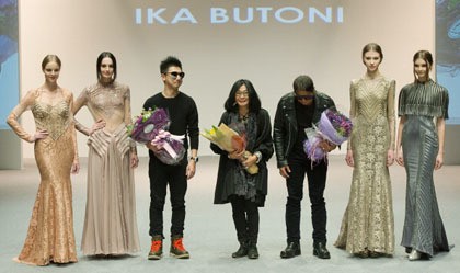 Pertunjukan hari pertama dibuka oleh desainer negeri sendiri, yaitu Ika Butoni. Desainer Indonesia yang kini berbasis di Hong Kong itu menampilkan koleksi gaun malam kaya detail. Selain gaun malam, ada juga padanan bernuansa edgy, terdiri atas jaket atau vest biker berbahan kulit. Sentuhan animal printed juga dituangkan sang desainer ke dalam koleksi berpotongan tegas itu.