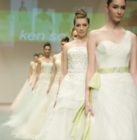 Masih di hari pertama, desainer Hong Kong bernama Ken So menampilkan koleksi bridal yang didominasi warna putih yang klasik.