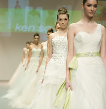 Masih di hari pertama, desainer Hong Kong bernama Ken So menampilkan koleksi bridal yang didominasi warna putih yang klasik.