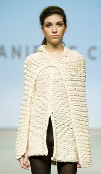 Koleksi penuh rajutan juga hadir dalam koleksi Danielle Chiel. Koleksi Danielle tampak sederhana dan begitu kasual. Misalnya saja sweatshirt putih berbahan rajut yang dipadu bersama celana kuning neon. Ataupun atasan rajut dengan detail cape.