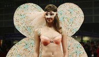 Pertunjukan berikutnya mungkin terinspirasi dari kemegahan show tahunan Victorias Secret. Pagelaran itu datang dari brand lingerie Sky-High Underwear. Para model tampak mengenakan properti yang sesuai dengan tema underwear, seperti topeng, bunga, kipas, bahkan sayap.