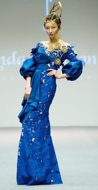 Desainer Indonesia kembali mengisi panggung runway HKFW. Kali ini giliran Linda Mariani dengan koleksi gaun malam couture yang glamour. Permainan detail dan aksesori berukuran besar menjadi highlight di koleksi Linda.