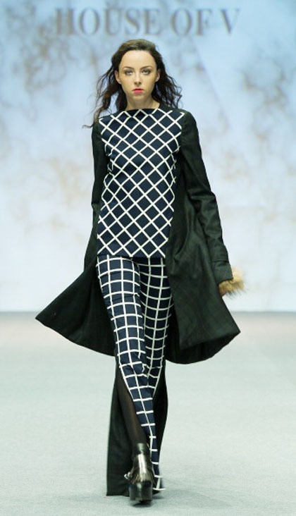 Potongan bergaya minimalis dengan palet monokrom juga hadir di pertunjukan House of V. Salah satunya adalah setelan atasan dan celana bermotif geometris berpotongan unik ini. Tampak sang desainer menambahkan aksen bulu di bagian pergelangan tangan baju-baju rancangannya.