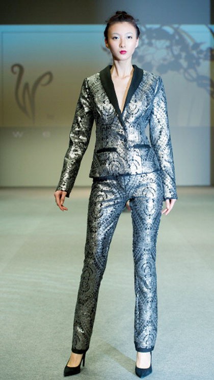 Label asal Hong Kong, Weave menghadirkan koleksi bergaya maskulin untuk tren Fall/Winter 2014. Namun padanan itu dibuat lebih glamour dengan material metalik. Salah satunya adalah setelan blazer dan celana skinny berikut ini. Bisa jadi inspirasi Anda untuk dikenakan ke pesta.