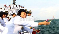 Seorang anggota Kowal menabur bunga di perairan Laut Makassar, guna mengenang jasa-jasa prajurit TNI Angkatan Laut yang gugur dalam pertempuran.