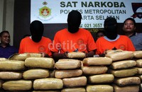     Dari tangan mereka polisi berhasil mengamankan ganja dengan total 154.990 gram.
