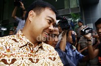 Beliau diperiksa sebagai saksi untuk tersangka penerima suap sengketa Pilkada di MK Akil Mochtar. Lamhot Aritonang/detikFoto.