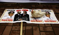 Puluhan massa dari Gerakan Anak Kampar (GERAK) memberunjuk sambil membawa poster dan foto Bupati Kampar. Selain membawa poster, juga membawa seekor ayam. Lamhot Aritonang/detikFoto.