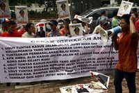 Mereka berorasi meminta KPK segera mengusut tuntas kasus dugaan korupsi Bupati Kampar, Riau. Lamhot Aritonang/detikFoto.