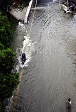 Mencari Ikan di Genangan Banjir