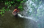 Mencari Ikan di Genangan Banjir
