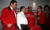 Politisi PDIP Rieke Diah Pitaloka berbincang-bincang dengan beberapa kader PDP lainnya usai acara pembekalan Caleg PDIP.