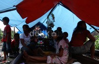 Walaupun banjir telah surut, sejumlah warga masih bertahan di tenda darurat yang didirikan di badan rel.