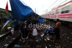 Warga Mengungsi di Atas Rel