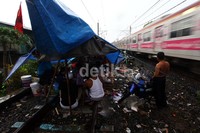 Keberadaan pengungsi tersebut membuat kereta Commuter line Jakarta-Tangerang hanya melintasi satu rel.