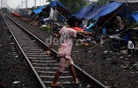 Mereka mendirikan tenda sekedarnya.