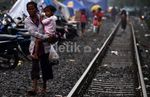 Warga Mengungsi di Atas Rel