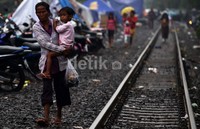 Walaupun banjir telah surut, sejumlah warga masih bertahan di tenda darurat yang didirikan di badan rel.