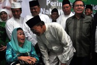 Ketua Umum DPP PPP Suryadharma Ali (tengah) berbincang dengan istri almarhum Abdurrahman Wahid (Gus Dur) Sinta Nuriyah, bersama Wakil Dewan Pakar PPP Djan Faridz (ketiga kanan) dan Mantan Menko Perokonomian Rizal Ramli. (dok. PPP)