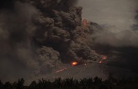 Letusan terus menerus itu menyisakan kesedihan bagi para petani di lereng gunung yang terletak di Sumatera Utara ini. REUTERS/Beawiharta.     