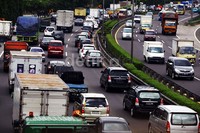 Arus lalu lintas di Tol TB Simatupang macet, Rabu (15/1/2014) pagi tadi.