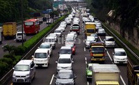 Arus lalu lintas di Tol TB Simatupang yang mengarah ke Lebakbulus merayap, Rabu (15/1/2014) pagi tadi.