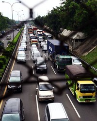 Meski kemacetan yang terjadi tak terlalu parah seperti dua hari sebelumnya, namun kendaraan yang melintas di jalan tol tersebut seperti jalan di tempat.