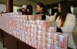 Warga China Antre Uang Rp 26 M