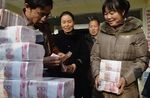 Warga China Antre Uang Rp 26 M