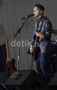 Aksi Al di atas panggung.