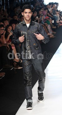 Al berlenggak-lenggok di atas catwalk.