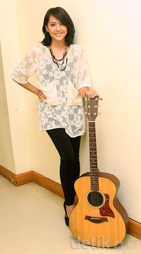 Tak hanya bersama Raffi, Lala juga berpose bersama gitar kesayangannya. Gus Mun/detikHOT.