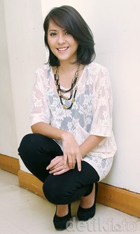 Pada kesempatan itu, Lala tampil simple dengan busana bernuansa hitam dan putih. Gus Mun/detikHOT.