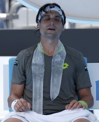 David Ferrer menikmati pendinginan dirinya dari cuaca sangat terik saat bertanding melawan Adrian Mannarino. Kantong dan handuk-handuk yang diisi dengan es menjadi penyegar para pemain untuk melawan suhu tinggi di Rod Laver Arena. (REUTERS)