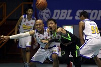 Pemain CLS Knights, Rahmat Febri Utomo dijaga ketat oleh tiga pemain Bimasakti.