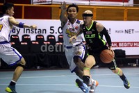 Pemain CLS Knights, Mario Wuysang (kanan), berusaha melewati hadangan pemain Bimasakti.