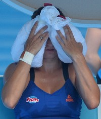 Petenis Serbia Vesna Dolonc seperti menderita dengan panasnya suhu udara saat dirinya bertanding melawan Serena Williams. (AFP/Paul Crock)
