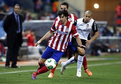 Tiago Mendes mendapat pengawalan dari Sofiane Feghouli dalam pertandingan di Vicente Calderon, Rabu (15/1/2014) dinihari WIB. Reuters/Juan Medina.